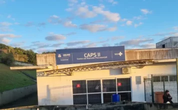 Fachada do Caps II de São José, unidade que oferece atendimento em saúde mental e acompanhamento a pessoas afetadas pela compulsão por apostas.