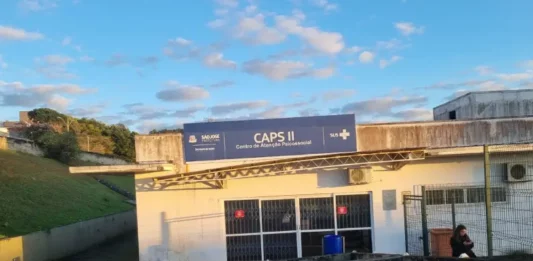 Fachada do Caps II de São José, unidade que oferece atendimento em saúde mental e acompanhamento a pessoas afetadas pela compulsão por apostas.