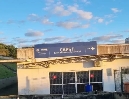 São José alerta para aumento da procura por ajuda devido à compulsão por apostas Fachada do Caps II de São José, unidade que oferece atendimento em saúde mental e acompanhamento a pessoas afetadas pela compulsão por apostas.