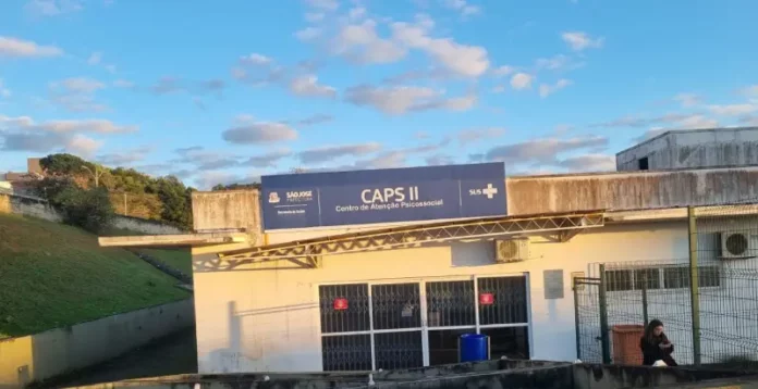 caps SJ Fachada do Caps II de São José, unidade que oferece atendimento em saúde mental e acompanhamento a pessoas afetadas pela compulsão por apostas.