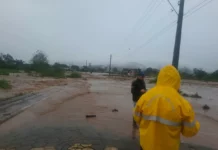 Chuvas afetam 60 municípios em Santa Catarina; quatro decretam situação de emergência Alagamento toma via em Timbé do Sul durante as chuvas intensas, enquanto equipes acompanham a situação no município