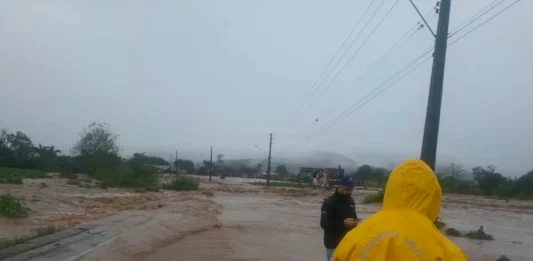 Chuvas afetam 60 municípios em Santa Catarina; quatro decretam situação de emergência Alagamento toma via em Timbé do Sul durante as chuvas intensas, enquanto equipes acompanham a situação no município