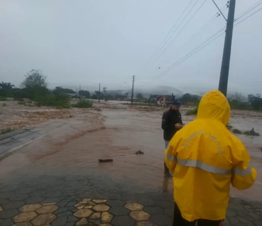 Alagamento toma via em Timbé do Sul durante as chuvas intensas, enquanto equipes acompanham a situação no município