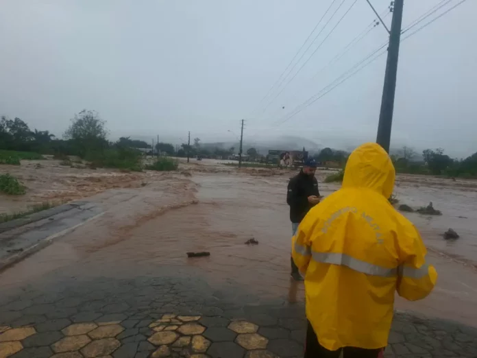 chuvas Timbé do Sul Alagamento toma via em Timbé do Sul durante as chuvas intensas, enquanto equipes acompanham a situação no município