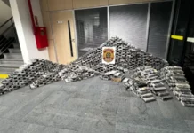 PF apreende mais de 1,2 tonelada de cocaína em poucos dias em Itajaí Pacotes de cocaína apreendidos pela Polícia Federal em operação que encontrou mais de 1,2 tonelada da droga em ações em Itajaí.