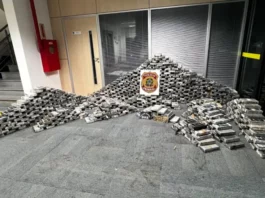 PF apreende mais de 1,2 tonelada de cocaína em poucos dias em Itajaí Pacotes de cocaína apreendidos pela Polícia Federal em operação que encontrou mais de 1,2 tonelada da droga em ações em Itajaí.