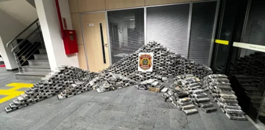 Pacotes de cocaína apreendidos pela Polícia Federal em operação que encontrou mais de 1,2 tonelada da droga em ações em Itajaí.