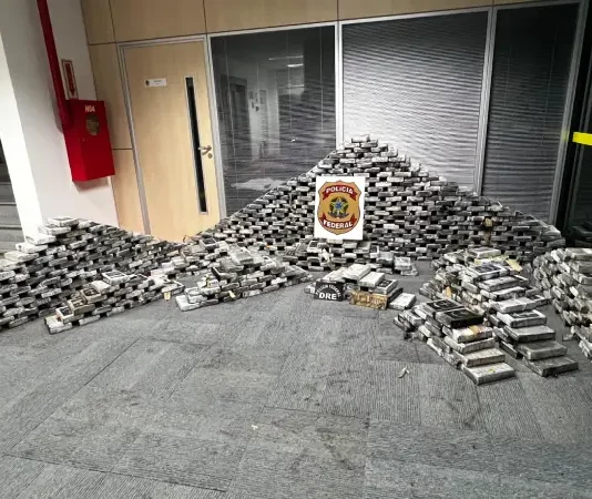 PF apreende mais de 1,2 tonelada de cocaína em poucos dias em Itajaí Pacotes de cocaína apreendidos pela Polícia Federal em operação que encontrou mais de 1,2 tonelada da droga em ações em Itajaí.