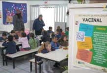 Crianças em ambiente escolar durante ação relacionada à declaração vacinal exigida para matrículas escolares em São José.