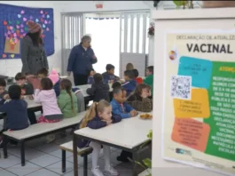 Crianças em ambiente escolar durante ação relacionada à declaração vacinal exigida para matrículas escolares em São José.