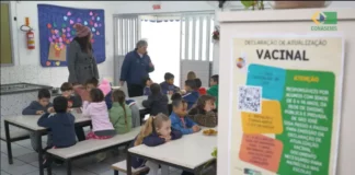Crianças em ambiente escolar durante ação relacionada à declaração vacinal exigida para matrículas escolares em São José.