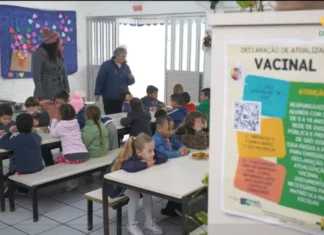 Crianças em ambiente escolar durante ação relacionada à declaração vacinal exigida para matrículas escolares em São José.