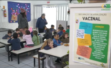Crianças em ambiente escolar durante ação relacionada à declaração vacinal exigida para matrículas escolares em São José.
