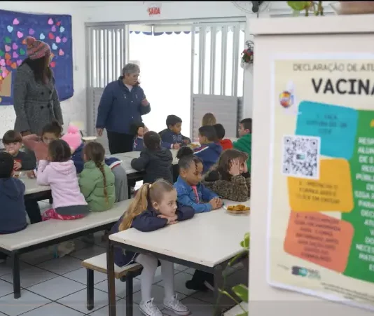 Crianças em ambiente escolar durante ação relacionada à declaração vacinal exigida para matrículas escolares em São José.
