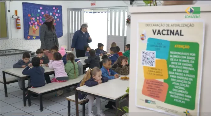 Crianças em ambiente escolar durante ação relacionada à declaração vacinal exigida para matrículas escolares em São José.