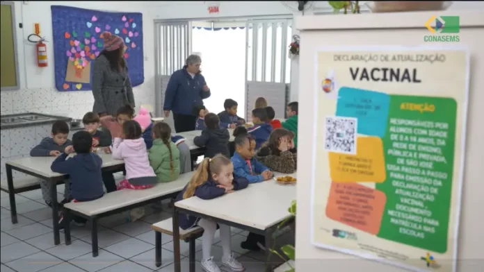 Crianças em ambiente escolar durante ação relacionada à declaração vacinal exigida para matrículas escolares em São José.