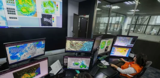 Defesa Civil de SC passa a tratar El Niño como muito forte e alerta para chuva acima da média Meteorologistas da Defesa Civil de Santa Catarina monitoram dados sobre o El Niño e as condições do tempo no estado.