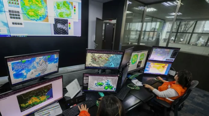 Meteorologistas da Defesa Civil de Santa Catarina monitoram dados sobre o El Niño e as condições do tempo no estado.