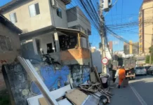 Móveis, madeiras e outros materiais em uma calçada de São José durante trabalho de recolhimento.