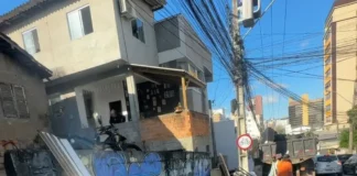 Móveis, madeiras e outros materiais em uma calçada de São José durante trabalho de recolhimento.
