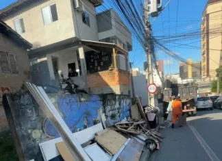 São José recolhe quase 4,5 mil toneladas de móveis e outros materiais descartados irregularmente Móveis, madeiras e outros materiais em uma calçada de São José durante trabalho de recolhimento.