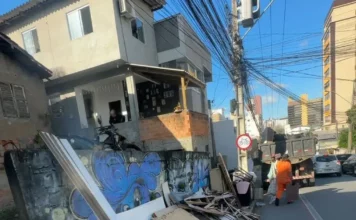 São José recolhe quase 4,5 mil toneladas de móveis e outros materiais descartados irregularmente Móveis, madeiras e outros materiais em uma calçada de São José durante trabalho de recolhimento.