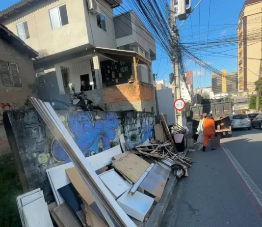 São José recolhe quase 4,5 mil toneladas de móveis e outros materiais descartados irregularmente Móveis, madeiras e outros materiais em uma calçada de São José durante trabalho de recolhimento.
