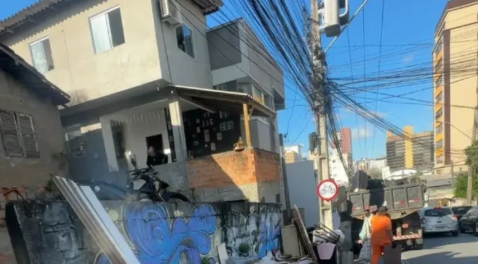 São José recolhe quase 4,5 mil toneladas de móveis e outros materiais descartados irregularmente Móveis, madeiras e outros materiais em uma calçada de São José durante trabalho de recolhimento.