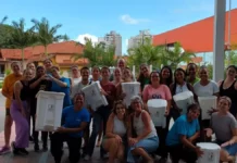 Educandário Santa Catarina recebe Certificação Lixo Zero Equipe do Educandário Santa Catarina com lixeiras usadas na separação de resíduos durante ações do programa Lixo Zero