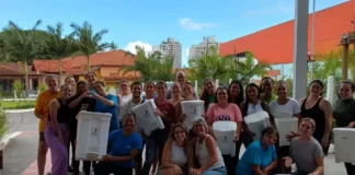 Equipe do Educandário Santa Catarina com lixeiras usadas na separação de resíduos durante ações do programa Lixo Zero