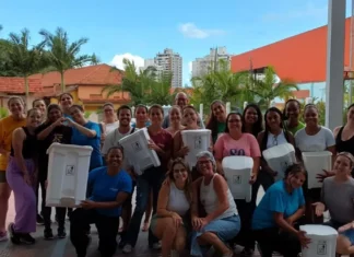 Educandário Santa Catarina recebe Certificação Lixo Zero Equipe do Educandário Santa Catarina com lixeiras usadas na separação de resíduos durante ações do programa Lixo Zero
