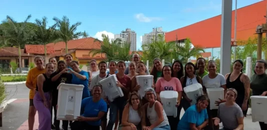 Educandário Santa Catarina recebe Certificação Lixo Zero Equipe do Educandário Santa Catarina com lixeiras usadas na separação de resíduos durante ações do programa Lixo Zero