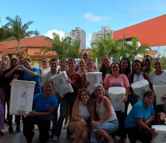 Educandário Santa Catarina recebe Certificação Lixo Zero Equipe do Educandário Santa Catarina com lixeiras usadas na separação de resíduos durante ações do programa Lixo Zero