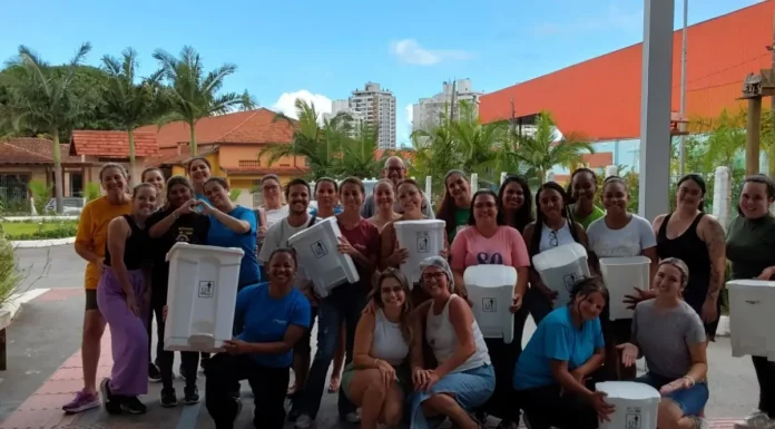 Equipe do Educandário Santa Catarina com lixeiras usadas na separação de resíduos durante ações do programa Lixo Zero