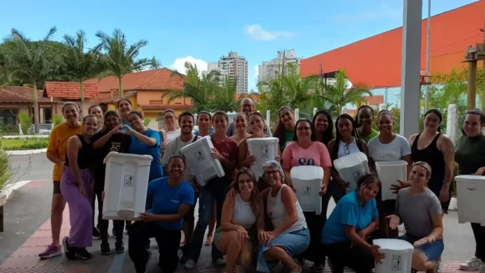 educandario-santa-catarina-lixo-zero Equipe do Educandário Santa Catarina com lixeiras usadas na separação de resíduos durante ações do programa Lixo Zero