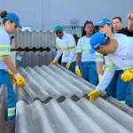 Como vai funcionar a entrega de telhas em Florianópolis nesta quarta-feira (2) Servidores da prefeitura de Florianópolis durante entrega de telhas