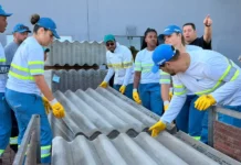 Como vai funcionar a entrega de telhas em Florianópolis nesta quarta-feira (2) Servidores da prefeitura de Florianópolis durante entrega de telhas