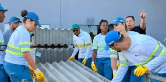 Servidores da prefeitura de Florianópolis durante entrega de telhas