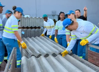 Como vai funcionar a entrega de telhas em Florianópolis nesta quarta-feira (2) Servidores da prefeitura de Florianópolis durante entrega de telhas