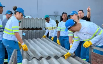 Como vai funcionar a entrega de telhas em Florianópolis nesta quarta-feira (2) Servidores da prefeitura de Florianópolis durante entrega de telhas