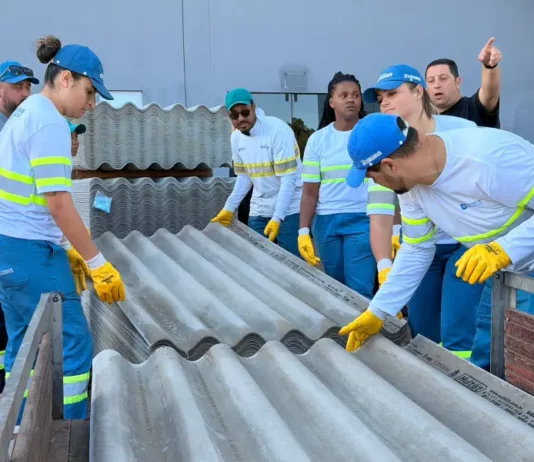 Como vai funcionar a entrega de telhas em Florianópolis nesta quarta-feira (2) Servidores da prefeitura de Florianópolis durante entrega de telhas