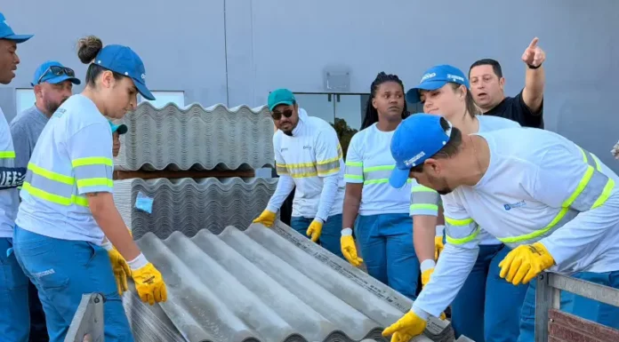 Como vai funcionar a entrega de telhas em Florianópolis nesta quarta-feira (2) Servidores da prefeitura de Florianópolis durante entrega de telhas