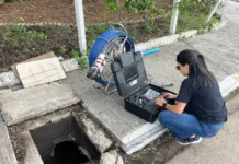Técnica opera equipamento de videoinspeção para mapear redes de drenagem e identificar riscos de alagamentos em Florianópolis.