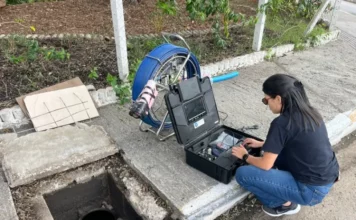 Técnica opera equipamento de videoinspeção para mapear redes de drenagem e identificar riscos de alagamentos em Florianópolis.