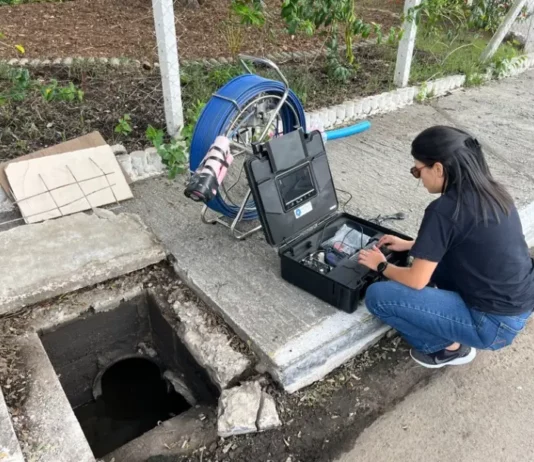 Técnica opera equipamento de videoinspeção para mapear redes de drenagem e identificar riscos de alagamentos em Florianópolis.