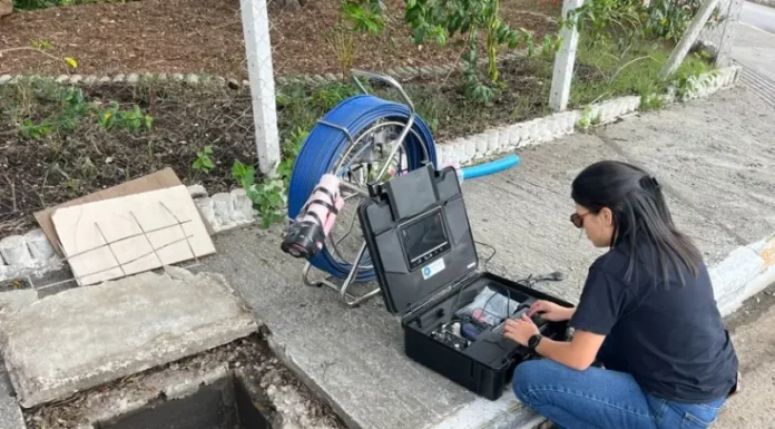 Florianópolis usa tecnologia para antecipar riscos de alagamentos Técnica opera equipamento de videoinspeção para mapear redes de drenagem e identificar riscos de alagamentos em Florianópolis.