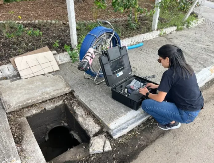 florianopolis-tecnologia-alagamentos Técnica opera equipamento de videoinspeção para mapear redes de drenagem e identificar riscos de alagamentos em Florianópolis.