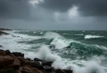 Mar agitado e ondas fortes ilustram a previsão de ressaca e o risco de alagamentos costeiros no litoral de Santa Catarina.