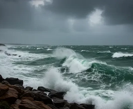 Santa Catarina tem previsão de frio intenso, ressaca e risco de alagamentos costeiros Mar agitado e ondas fortes ilustram a previsão de ressaca e o risco de alagamentos costeiros no litoral de Santa Catarina.
