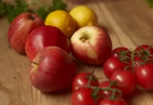 Maçãs e tomates sobre uma mesa ilustram a alta dos preços dos alimentos, que pressionou a inflação em Florianópolis em agosto